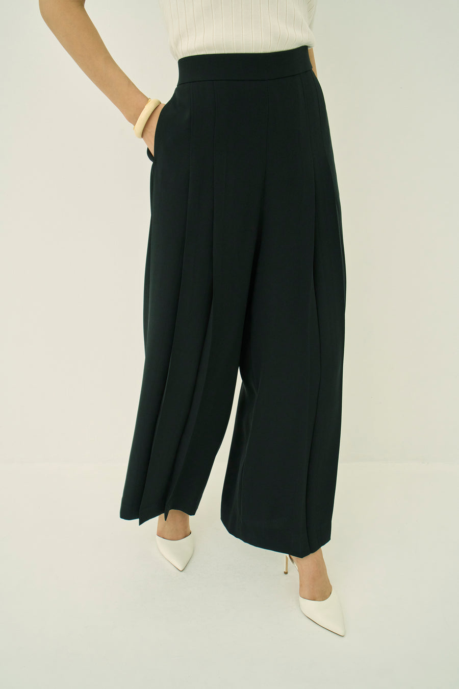 BACK SATIN  W-TUCK PANTS