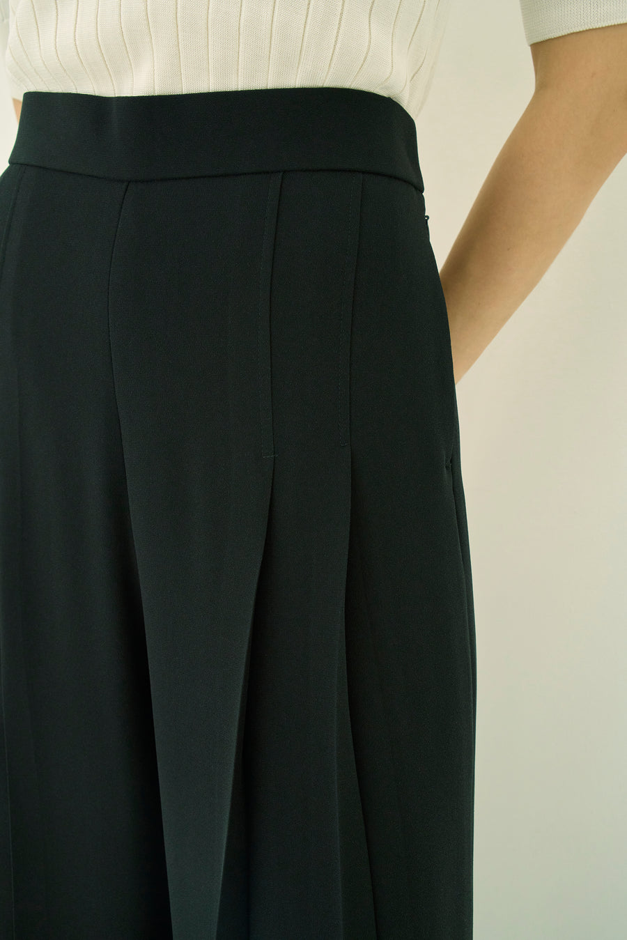 BACK SATIN  W-TUCK PANTS