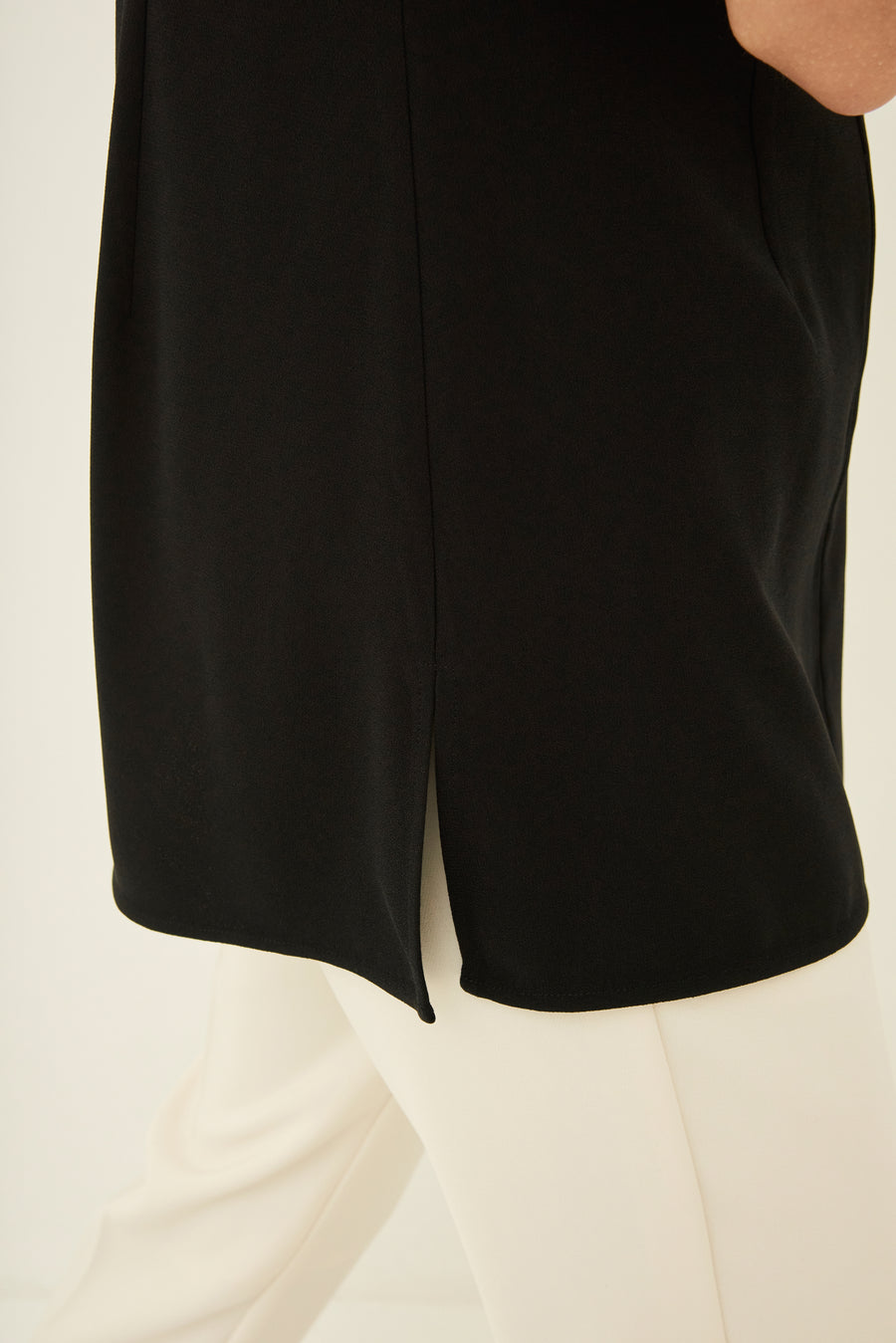 25ssシーズン先行予約販売・BACK SATIN WAIST SHAPE LONG BLOUSE.