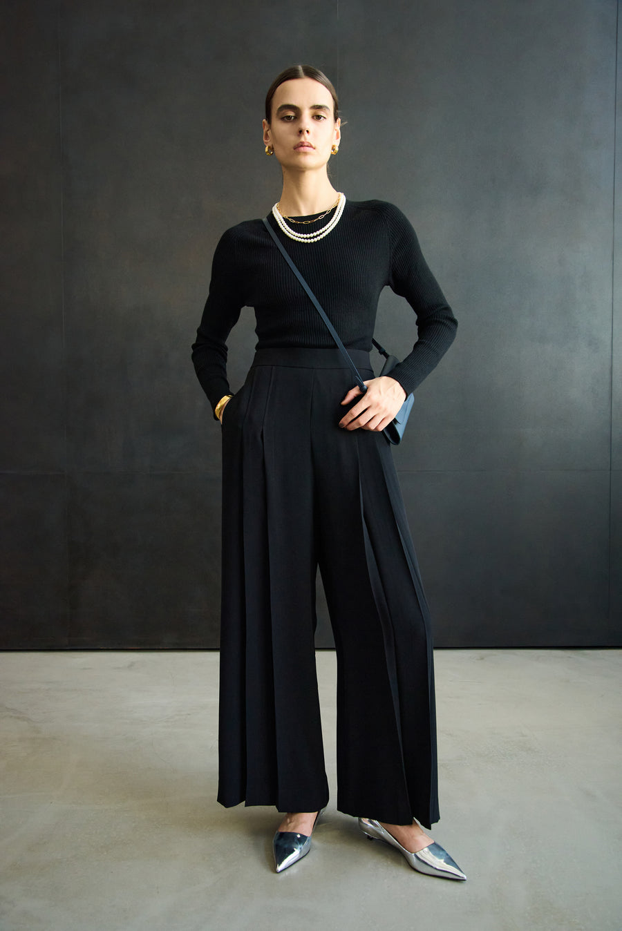 BACK SATIN  W-TUCK PANTS